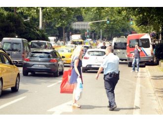Israrla Şüpheli Valizin Yanına Yaklaşan Sarışın Kadın, Polisi Canından Bezdirdi