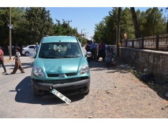 Motosiklet İle Kamyonet Çarpıştı: 2 Yaralı