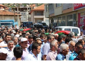 Bucak’ta Pompalı Tüfekle Öldürülen Kardeşler Toprağa Verildi
