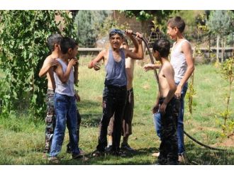 Sıcaktan Bunalan Çocuklar Parklarda Su Hortumu İle Serinliyor