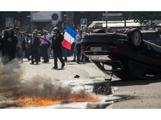 Fransız Taksicilerin Protestosunda Ulaşım Felç Oldu