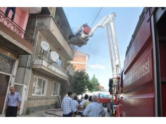 Yangında Mahsur Kalan Yaşlı Adamı İtfaiye Kurtardı