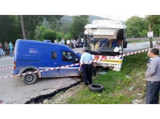 Para Nakil Aracı Halk Otobüsü İle Çarpıştı: 1 Ölü, 1 Yaralı