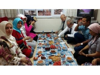 5 Yıldızlı Otellere Gitmeyen Vali Karaloğlu, Orucunu Vatandaşlarla Açıyor