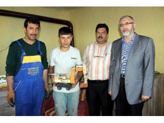 Yaptığı Eserini Müdür Coşkun Esen’e Hediye Etmek İstiyor
