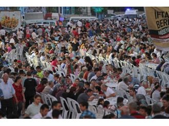 Karşıyaka’da 5 Bin Kişilik İftar Yemeği