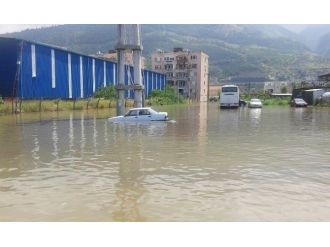 İskenderun’da Şiddetli Yağış Hayatı Felç Etti