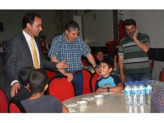 Kaymakam Ve Belediye Başkanı İftarını Vatandaşlarla Birlikte Açtı