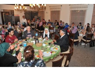 İftar Programlarında Gönüller De Bir Dualar Da