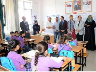 Abd Ankara Büyükelçisi, Suriyeli Öğrencileri Ziyaret Etti