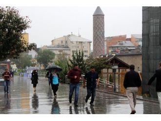 Erzurumlular Ramazan Ayında Yağmurla Serinledi