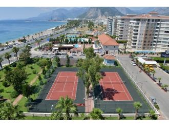 Konyaaltı Belediyesi Tenis Kortlarını Yeniledi