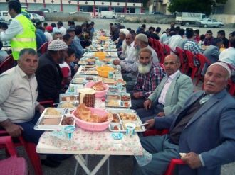 Asyader Vatandaşlara İftar Çadırında Yemek Verdi