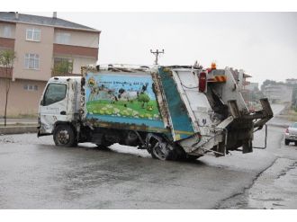Çöp Kamyonu Devrildi