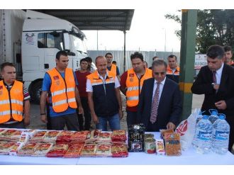 Suriye’ye 2 Tır, Gıda Ve Temel İhtiyaç Malzemesi Gönderildi