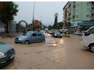 Oltu’da Sağanak Yağış Sele Dönüştü