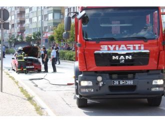 Otomobilleri Yanan Genç Kız Gözyaşlarına Boğuldu