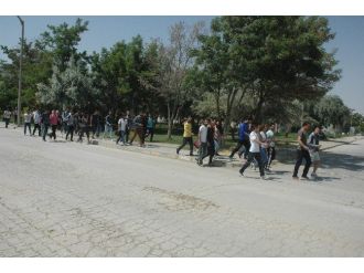Yyü Besyo Hazırlık Öğrencileri Rektörlüğe Yürüdü