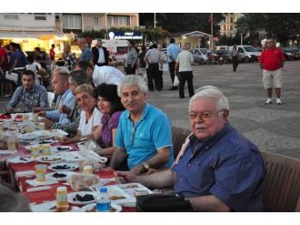 Edremit’in Akçay Mahallesi’nde İftar Yemeği