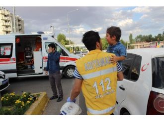 İki Otomobil Çarpıştı: 3 Yaralı