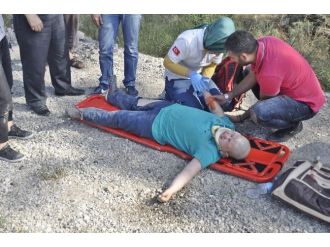 Direğe Çarpan Otomobil Şarampole Yuvarlandı: 6 Yaralı