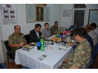 Kırıkhan’da Protokol Üyeleri Askerlerle İftar Yaptı