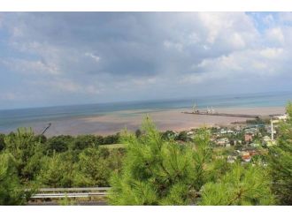 Çamurlu Sel Suları Denizi Kızıl Renge Boyadı