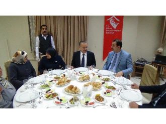 Vali Özdemir İftar Yemeği’n De Şehit Ve Gazi Ailelriyle Bir Araya Geldi