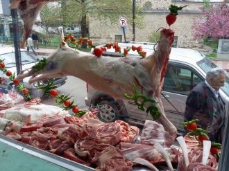 Kasap Dükkanının Vitrininde İlginç Süslemeler