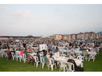 Ertuğrulgazi Mahallesi’nde Binlerce Vatandaş Aynı İftar Sofrasında Buluştu
