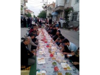 Mahalle Sakinleri Oruçlarını Yer Sofrasında Açıyor