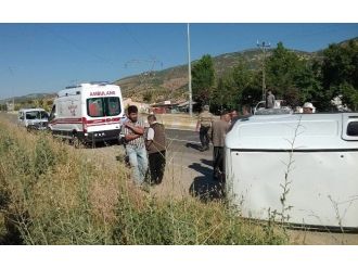 Otomobil Refüje Çarpıp Yan Yattı: 2 Yaralı