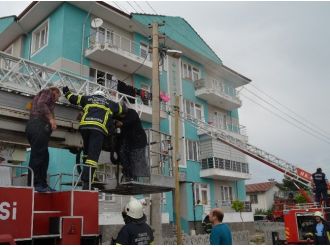 Yangında Mahsur Kalan Anne Ve 2 Çocuğunu İtfaiye Ekipleri Kurtardı