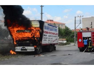 Park Halindeki Kamyon Alev Alev Yandı