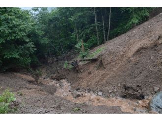 Yomra’da Heyelan Nedeniyle Kapanan Yolları Büyükşehir Belediyesi Açtı
