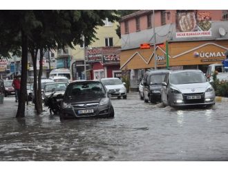 Uşak ‘Ta Yoğun Yağış Hayatı Felç Etti