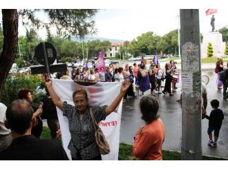Kadınlar Kadınları Protesto Etti