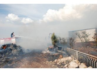 Didim’de Yangın Bir Gecekonduyu Ve Damı Kül Etti