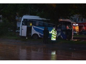 Midibüs Refüje Çıktı: 2 Yaralı