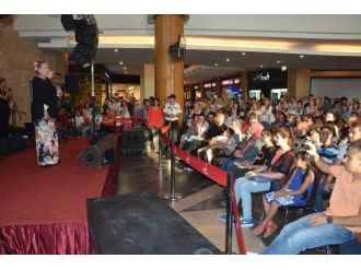 Suzan Kardeş, Balkan Türküleriyle Forum Trabzon’u Coşturdu