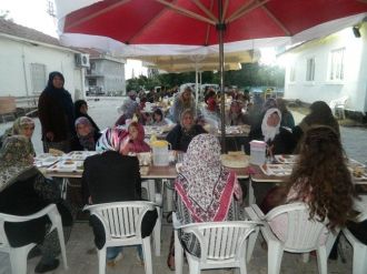 İmece Usulü İle Günde 250 Kişiye İftar Yemeği Veriyorlar
