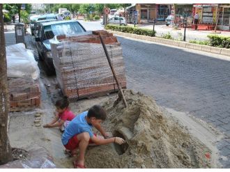 Tadilat İçin Getirilen Kum Çocuklar İçin Oyun Sahası Oldu