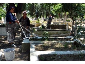 İncirliova’da Mezarlıklar Bayrama Hazırlanıyor