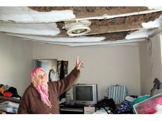(Özel Haber) Böbrek Hastası Yaşlı Kadın Çatısı Çöken Evde Hayat Mücadelesi Veriyor