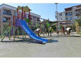 Çiğli’de Kazalara Karşı Parklara Kauçuk Döşeniyor