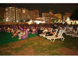 Mezitli Belediyesi’nden Açık Havada Sinema Keyfi