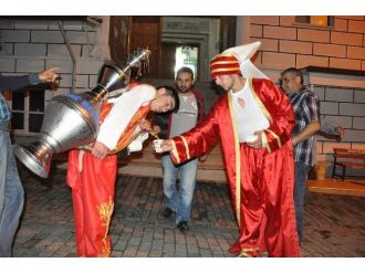Niksar’da Camilerde Limonata Dağıtılıyor