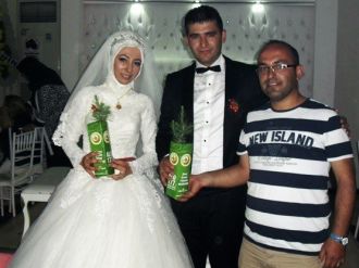 Düğüne Gelen Davetlilere Nikah Şekeri Yerine Tüplü Fidan Dağıtıldı