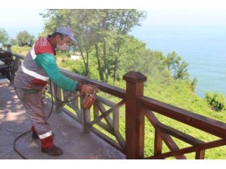 Akçakoca’da Ahşap Korkuluklar Boyanıyor