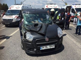 Özel Halk Otobüsü Otomobil İle Çarpıştı: 1 Ölü, 3 Yaralı